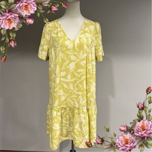 A New Day leaf print short sleeve loose fit v-neck dress size Medium